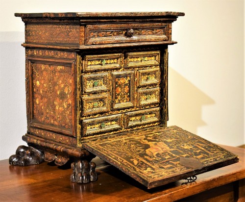 Renaissance - Coin cabinet with flap lid entirely inlaid with various woods 